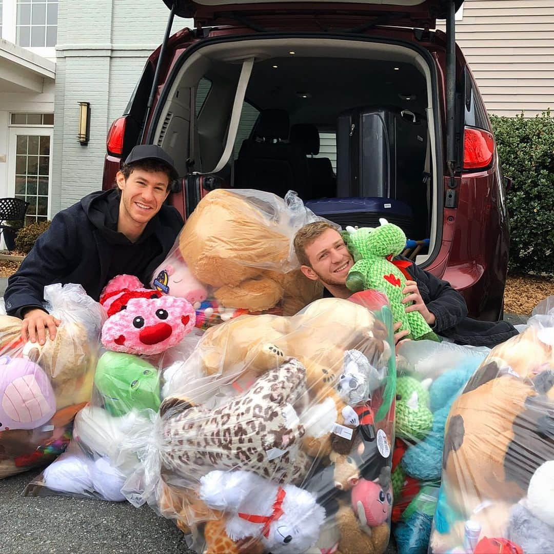 ジェイソン・ブラウンさんのインスタグラム写真 - (ジェイソン・ブラウンInstagram)「🧸❤️ @rmhwinstonsalem • • • Thank you to everyone who threw stuffed animals on the ice after my performances at #USChamps20! So greatly appreciated! ✨ The #RMH in Winston Salem is such a special place, full of love, heart, and lots of courage. Thank you @rmhc for all that you do for families all around the world! 🙌 • Also, huge thanks to @campulk, @seanrabbitt, @jomosk8, and @mariahsk8rbell for donating some of their stuffed animals they received as well!! Love you guys! 🙏 #keepingfamiliesclose」1月29日 13時10分 - jasonbskates