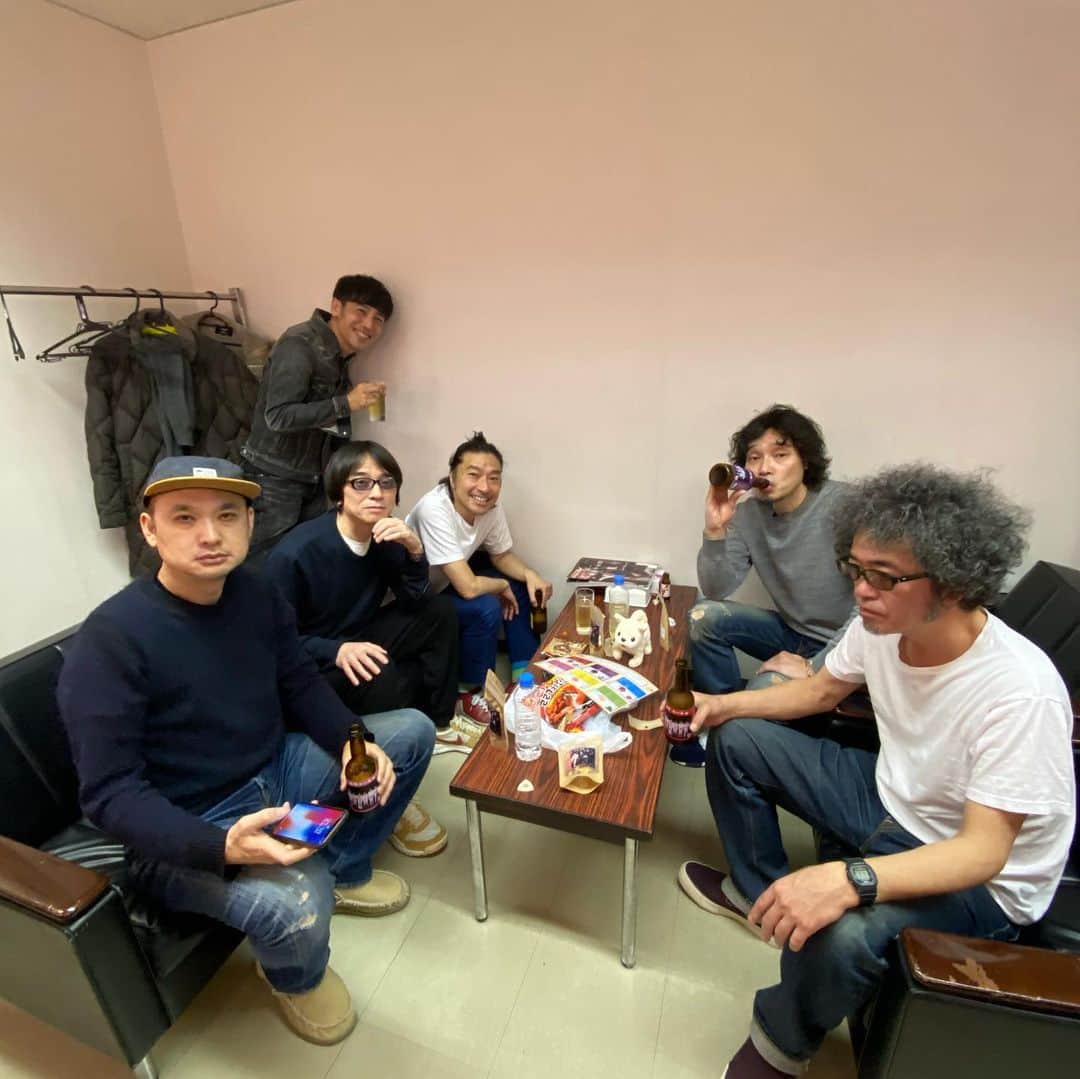 のインスタグラム：「あっ！ という間にカーリングシトーンズのツアーが終わってしまった。次は夏です。 #カーリングシトーンズ #名古屋 #楽屋にて #ステージ #ドラム位置から #ホームの #きしめん #ホームの #メンバー #これからもよろしくね」