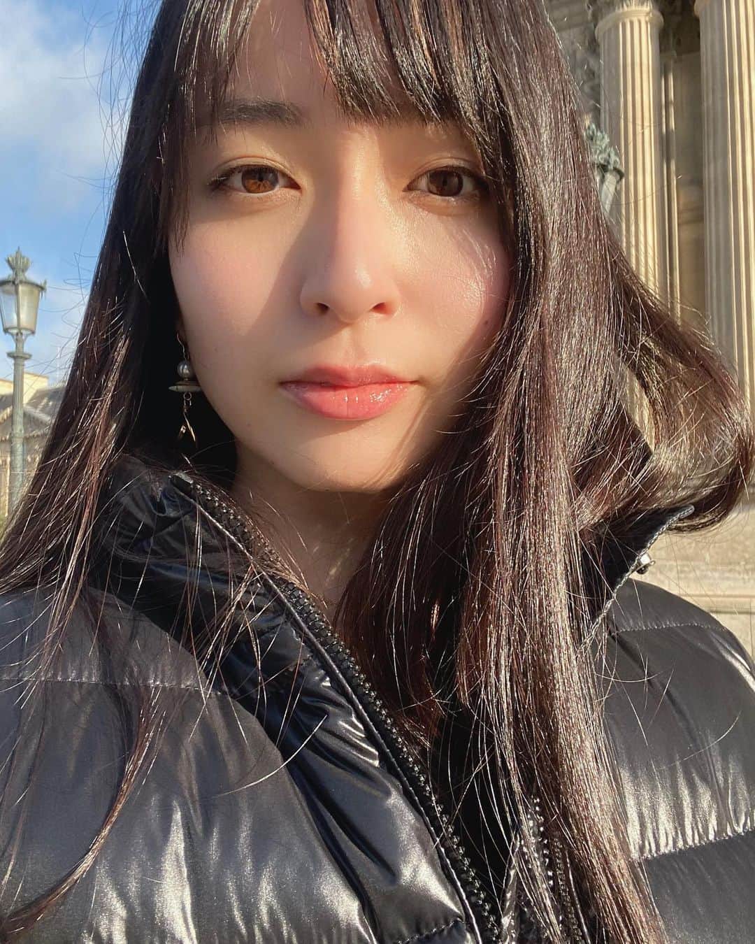 岩間恵のインスタグラム：「質問いただいたので... 2つ前の投稿で着ているダウンは エーグル @aigle  1つ前の投稿で着ているダウンは ヘルノ @herno_official です！  ちなみにこれはモンクレ @moncler  3つともヨーロッパで購入したから、日本で買うより半額くらいだった🤔」