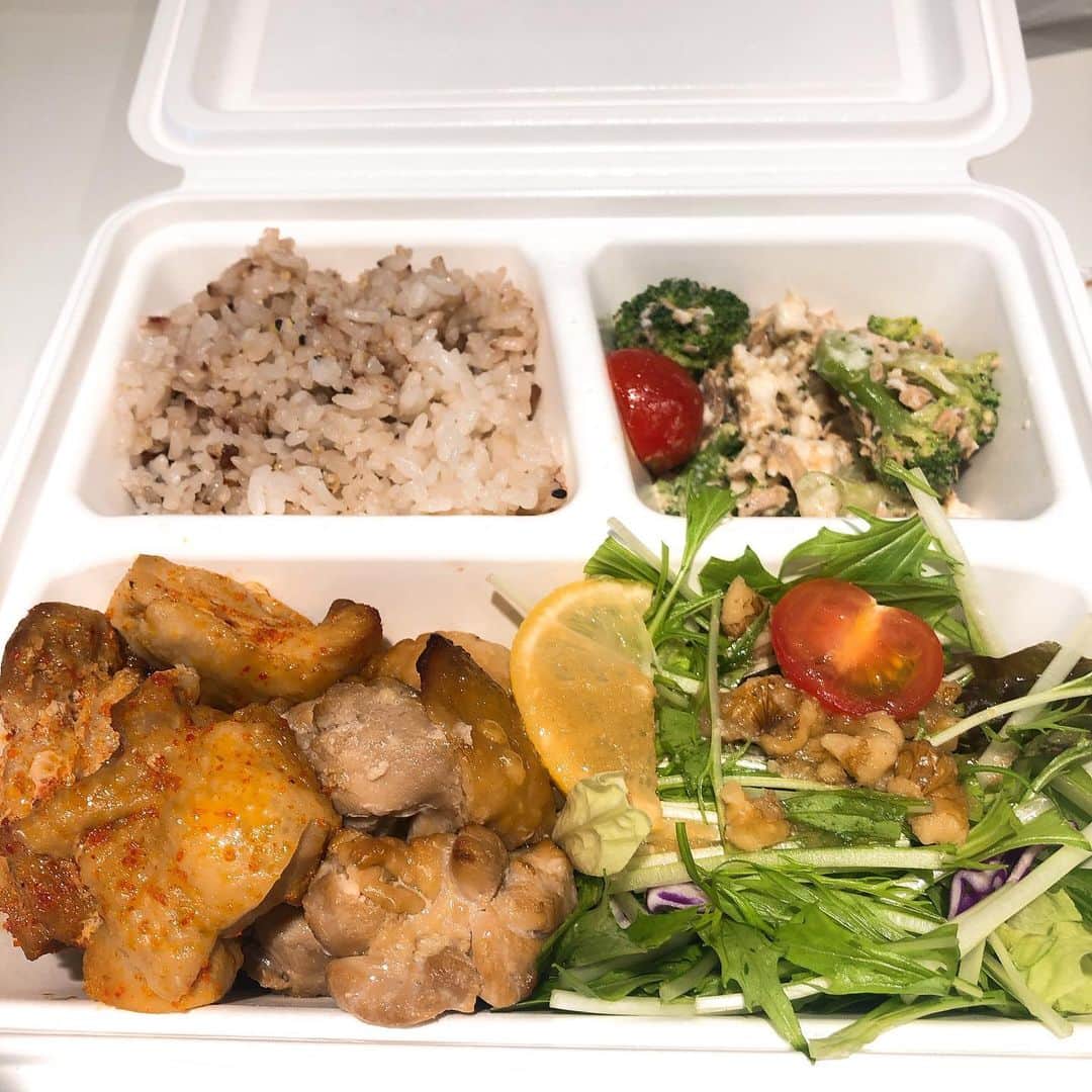 新井里茄さんのインスタグラム写真 - (新井里茄Instagram)「今日も美味しくいただきました。 ごちそうさまでした！☺️ #chickenworks #lunchbox #delivery  #chicken  #bentobox」1月29日 13時07分 - rika.park