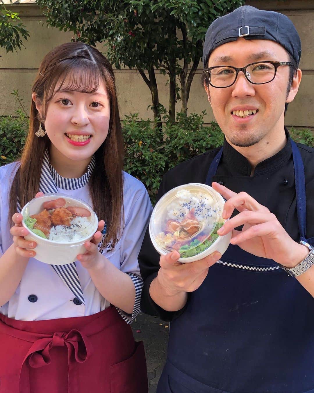 東京観光専門学校さんのインスタグラム写真 - (東京観光専門学校Instagram)「本日はカフェ学科の学生の販売実習！﻿ ﻿ 本日がラストとの事でメニューも﻿ 学生に人気の物ばかりで出店です😘﻿ ﻿ 昼休みになると同時に長蛇の列‼️﻿ 学生達は手際良くそして笑顔で対応😊﻿ 素晴らしい✨﻿ ﻿ 昨日まであんなに寒かったのに﻿ お天気にも恵まれて…☀️﻿ みんなの日頃の行いですかね😘﻿ ﻿﻿ ﻿ #東京観光専門学校 #専門学校 #カフェサービス#カフェ#カフェ巡り  #カフェご飯#行列のできる店#人気メニュー #唐揚げ弁当#絶品スイーツ#手作りスイーツ #手作り弁当#パティシエ#バリスタ #スイーツ#スイーツ巡り#カフェランチ #製菓#カフェ運営#オープンキャンパス #オーキャン#専門学生 #jk#jk1#jk2#jk3#ljk」1月29日 13時18分 - tokan_1967