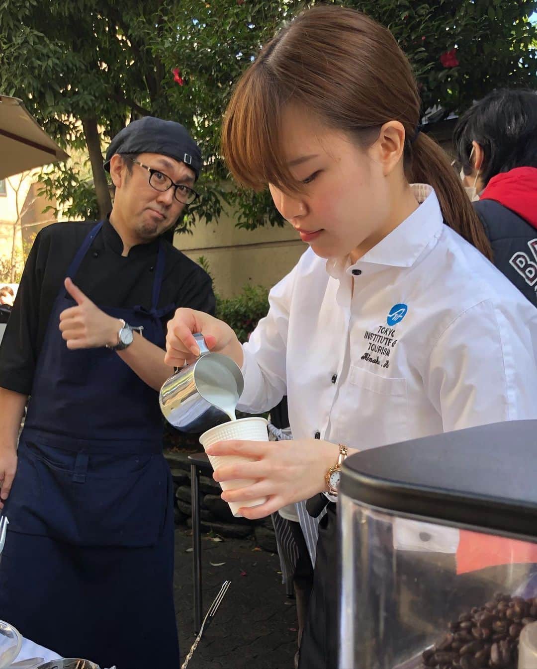 東京観光専門学校さんのインスタグラム写真 - (東京観光専門学校Instagram)「本日はカフェ学科の学生の販売実習！﻿ ﻿ 本日がラストとの事でメニューも﻿ 学生に人気の物ばかりで出店です😘﻿ ﻿ 昼休みになると同時に長蛇の列‼️﻿ 学生達は手際良くそして笑顔で対応😊﻿ 素晴らしい✨﻿ ﻿ 昨日まであんなに寒かったのに﻿ お天気にも恵まれて…☀️﻿ みんなの日頃の行いですかね😘﻿ ﻿﻿ ﻿ #東京観光専門学校 #専門学校 #カフェサービス#カフェ#カフェ巡り  #カフェご飯#行列のできる店#人気メニュー #唐揚げ弁当#絶品スイーツ#手作りスイーツ #手作り弁当#パティシエ#バリスタ #スイーツ#スイーツ巡り#カフェランチ #製菓#カフェ運営#オープンキャンパス #オーキャン#専門学生 #jk#jk1#jk2#jk3#ljk」1月29日 13時18分 - tokan_1967