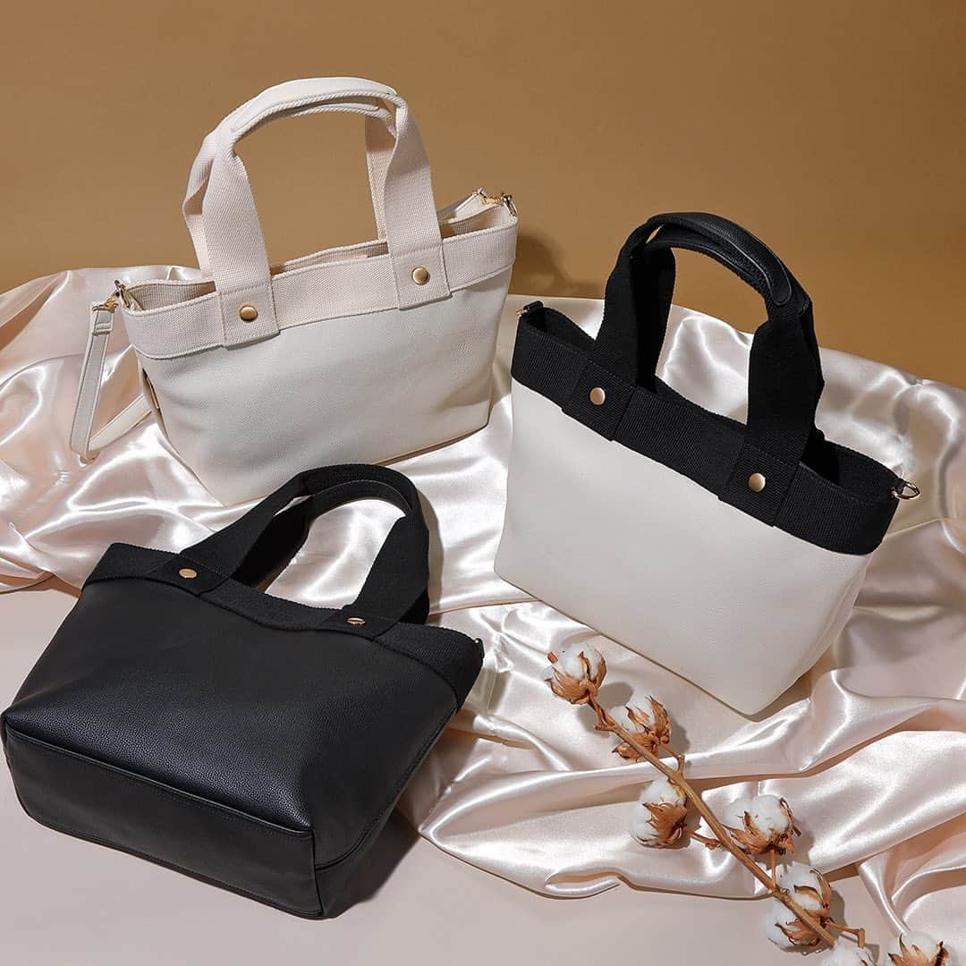kalie.（カリエ）さんのインスタグラム写真 - (kalie.（カリエ）Instagram)「画像をタップで商品を購入できます👜@kalie_official⁣ .⁣ ＿＿＿＿＿＿＿＿＿＿＿＿＿＿＿＿⁣ .⁣ ワンランク上のカジュアルスタイル✨⁣ 「fluffy-mini」(フラッフィ―ミニ) のご紹介です。⁣ .⁣ 渡辺直美さんが絶大な信頼を寄せる、⁣ 今大注目のスタイリスト #大瀧彩乃 さんと⁣ kalie.のコラボバッグ！！⁣ .⁣ 普段使いにピッタリな口広トートは、⁣ 高級合成皮革とゴールドパーツが⁣ 大人のこなれカジュアル感を演出💎⁣ .⁣ ショルダーストラップが付属で、斜め掛けにもできるので、⁣ 荷物が多い、お出かけや旅行の際も大活躍します👜✨⁣ .⁣ 詳細はプロフィール欄のURLよりチェックしてください♩⁣ ⇒ @kalie_official⁣ ＿＿＿＿＿＿＿＿＿＿＿＿＿＿＿＿⁣ .⁣ #カリエ #kalie #鞄 #バッグ #トートバッグ #ショルダーバッグ #ファッション #r_fashion #ootd #bag⁣ #冬コーデ #2019aw #カジュアルコーデ #おでかけコーデ #おしゃれママ #お洒落さんと繋がりたい #カジュアルバッグ #ユニセックス #シンプルコーデ #ブラック #ホワイト #バッグ好き #シンプル #モノトーン #おでかけ #バイカラー #ママバッグ #r_fashion #ootd #bag」1月29日 13時11分 - kalie_official