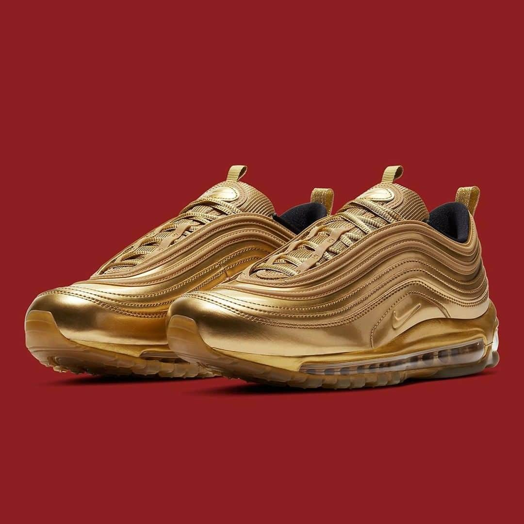 Sneaker Newsさんのインスタグラム写真 - (Sneaker NewsInstagram)「Gold just looks right on the Air Max 97. Nike's popular retro gets the alchemic touch - would you rock these? Hit the link in our bio for more details.」1月29日 4時35分 - sneakernews