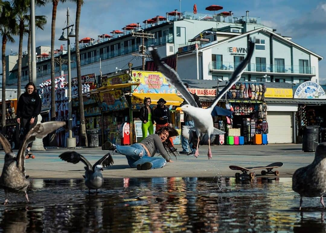 ナショナルジオグラフィックさんのインスタグラム写真 - (ナショナルジオグラフィックInstagram)「Photo by @dina_litovsky | Vibrant and colorful Venice Beach is one of the most popular places in Los Angeles for skateboarding. I photographed this while working on a story about the local scene. For more images, follow me @dina_litovsky. #onassignment」1月29日 4時36分 - natgeo