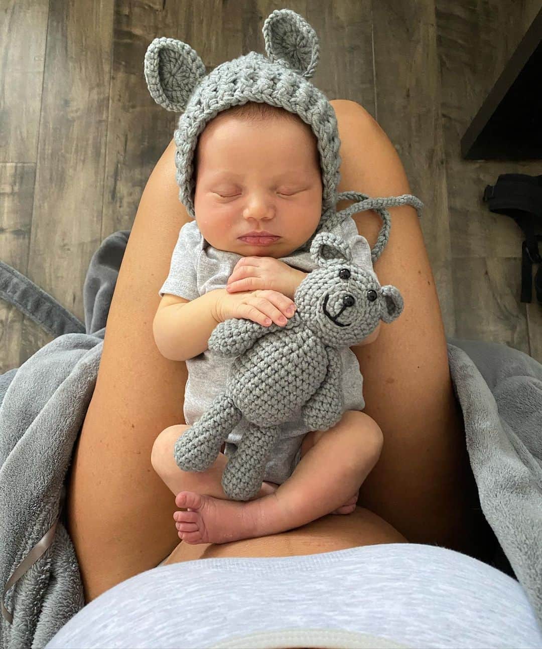 Lauren Drain Kaganさんのインスタグラム写真 - (Lauren Drain KaganInstagram)「My little peanut is one month old today! @ariaskyekagan First pic she’s a few days old, second & third pics are now. Swipe to see her baby gains - using her first Teddy bear for size. 😭」1月29日 4時37分 - laurendrainfit