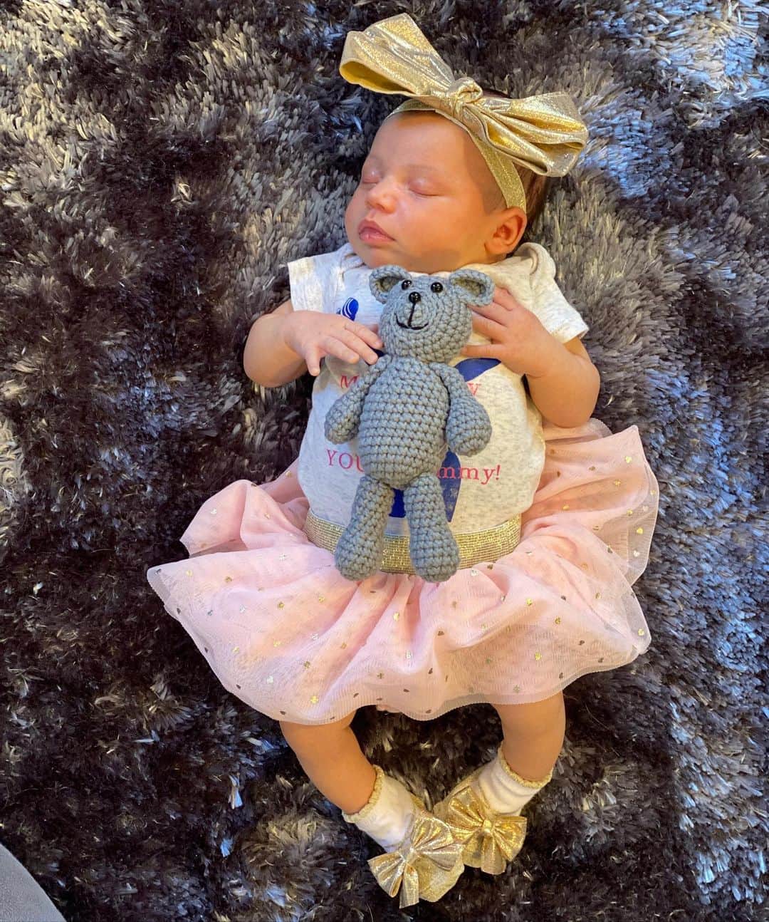 Lauren Drain Kaganさんのインスタグラム写真 - (Lauren Drain KaganInstagram)「My little peanut is one month old today! @ariaskyekagan First pic she’s a few days old, second & third pics are now. Swipe to see her baby gains - using her first Teddy bear for size. 😭」1月29日 4時37分 - laurendrainfit