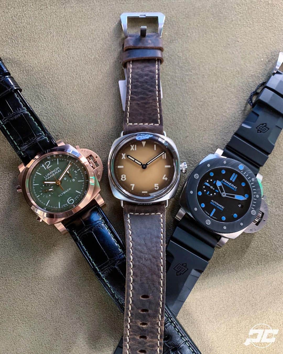 パネライのインスタグラム：「Three completely different yet amazingly beautiful pieces.  Which is your favorite? LEFT - PAM1057 44mm Goldtech Chrono MS Dhoni Special Edition with green dial only 77 pieces, MIDDLE - #PAM931 47mm Radiomir Cali Dial, and RIGHT - #PAM799 BMG Tech Submersible with Carbotech Dial. #paneraicentral」