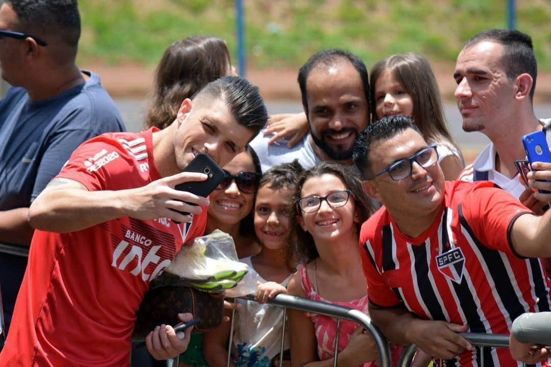 São Paulo FCさんのインスタグラム写真 - (São Paulo FCInstagram)「Selfie em família 🤳 😀 ⠀⠀⠀⠀⠀⠀⠀⠀⠀ #VamosSãoPaulo 🇾🇪 #NósSomosSãoPaulo」1月29日 4時52分 - saopaulofc