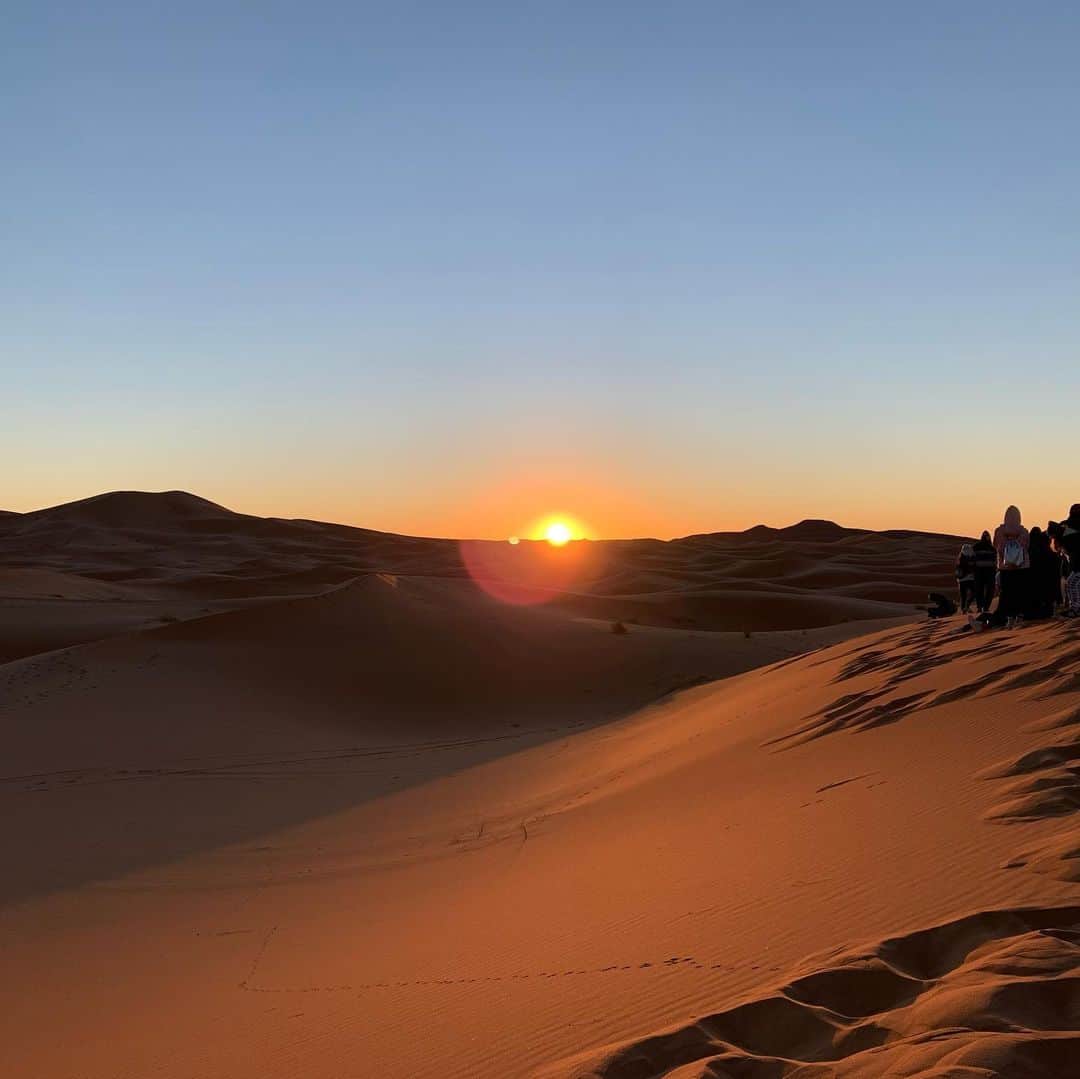 早川茉希さんのインスタグラム写真 - (早川茉希Instagram)「I've never seen such a beautiful sunrise. The best memory in Morocco🐫🇲🇦 ・ #morocco #saharadesert #saharadesertmerzouga #marrakech #モロッコ #モロッコ旅行 #サハラ砂漠 #サハラ砂漠ツアー #砂漠キャンプ #日の出 #世界の絶景 #タビジョ #旅行好きな人と繋がりたい #ラクダ #キャメルライド #マラケシュ #マラケシュ発フェズ着 #無加工pic #tabijyo #tabippo」1月29日 5時11分 - maki_hayakawa