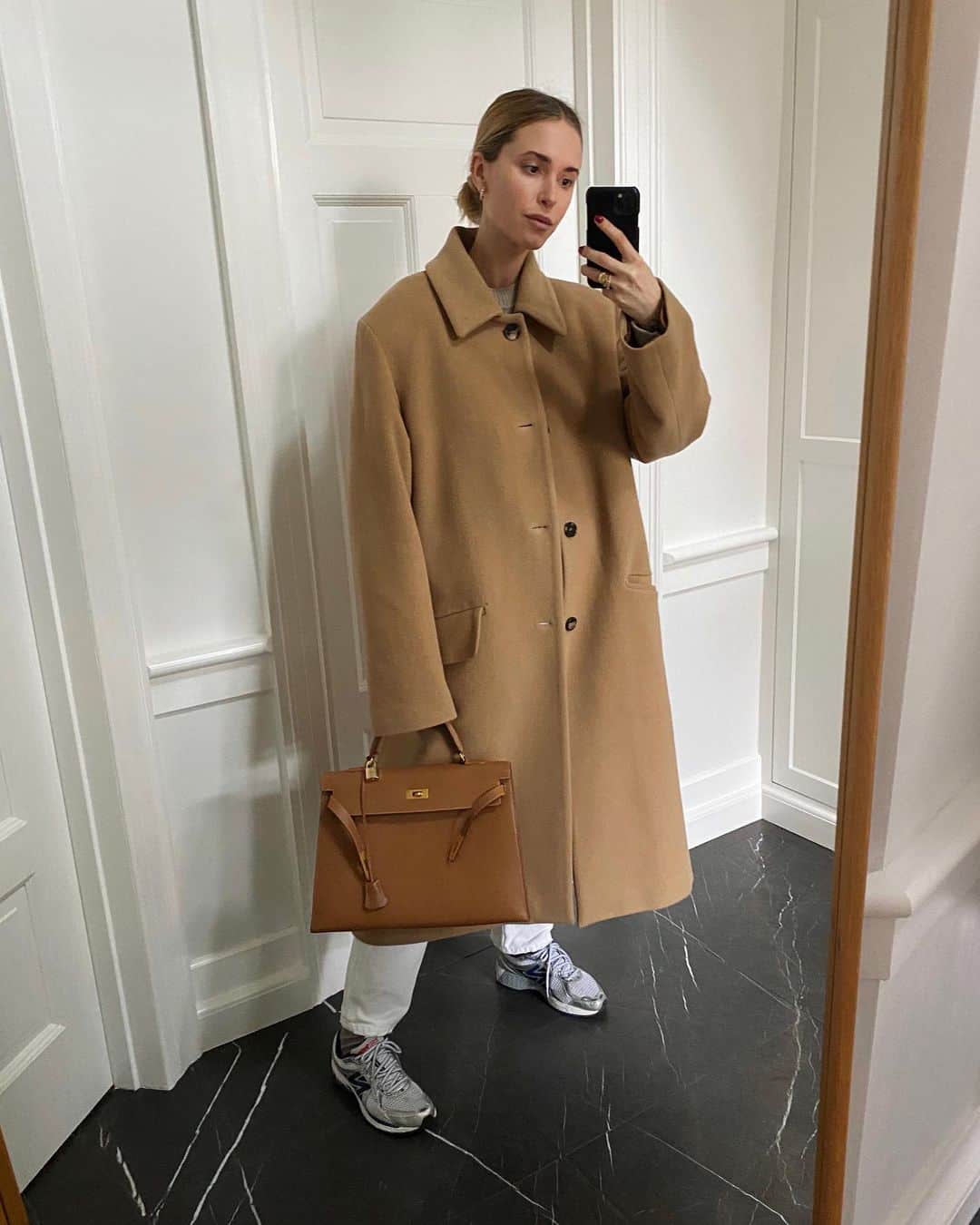 ペニーレ・タイスベックのインスタグラム：「Annonce for @vestiaireco  Double up on caramel 🧡 Recipe: steal your husbands coat,  add a hint of sneakers and finish of with a twist of Hermès ♻️」