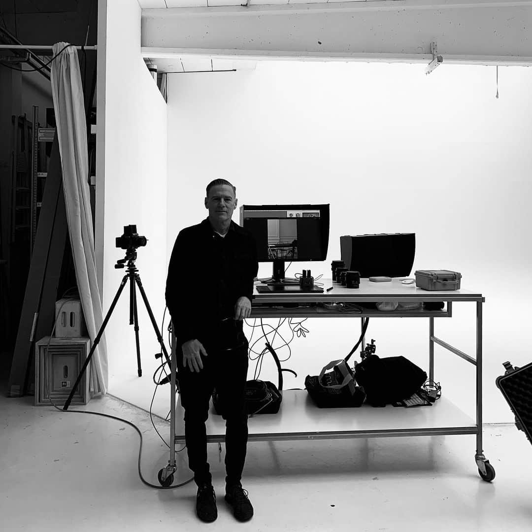 ブライアン・アダムスのインスタグラム：「Back in the photo studio #photobybryan」