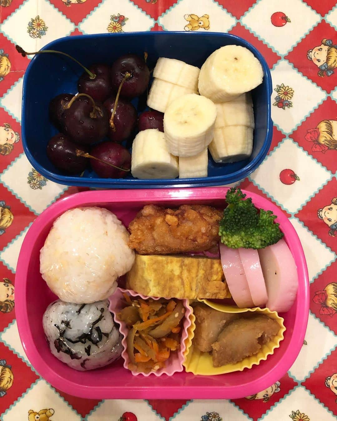 涼紫央さんのインスタグラム写真 - (涼紫央Instagram)「昨日と今日のお弁当。 『かまぼこ6まいいれてー』って かまぼこどんだけ好きなんや？ ご希望のカレーのお弁当も。 #6歳 #お弁当」1月29日 5時16分 - toitoitoi