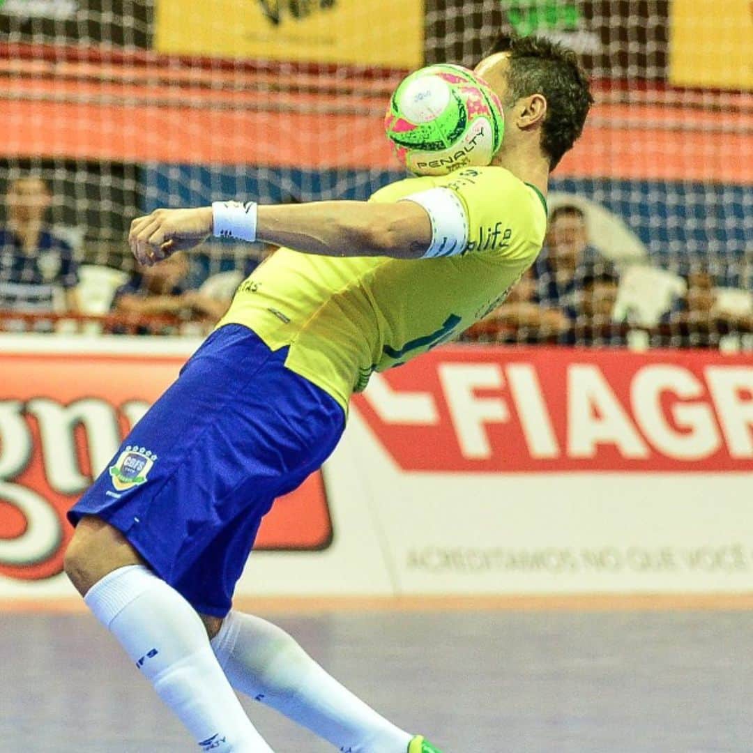 アレッサンドロ・ローザ・ヴィエイラのインスタグラム：「⚽️ 💤 😴 Qual legenda?」