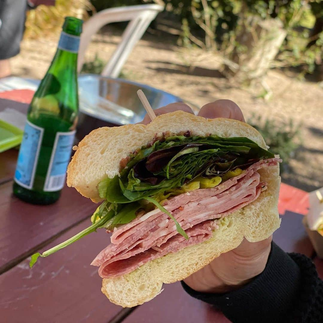 横田真一さんのインスタグラム写真 - (横田真一Instagram)「藍ちゃんおすすめの The Farm Kitchen 素朴で飾らないレストラン とっても美味しくて癒されました☺️ 藍ちゃんありがと〜〜😋 藍ちゃんの飾らない性格そのものや😊  #ゴルフ #グルメ#男子ゴルフ#男子ツアー#pga#ゴルフ女子#ゴルフレッスン#横田真一 #ナチュラルワイン#ボンサンテヨコタ#ゴルフ旅行#阪急交通社#つるやゴルフ#ELPA#ヨコタゴルフベース#ゴルフとグルメシリーズ」1月29日 5時24分 - yokoshingolf