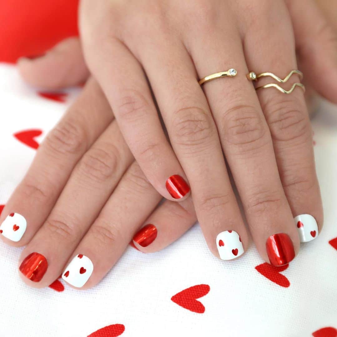 Jamberryのインスタグラム：「Metallic + Gel Strips = a DREAM ❤️❤️ Get ready for February 14th in this Valentine’s Day mixed-mani. Contact your Jamberry guru now for details! . . . #heartbeatsjn #jamberry #jamberrynails #gelstripsjn」