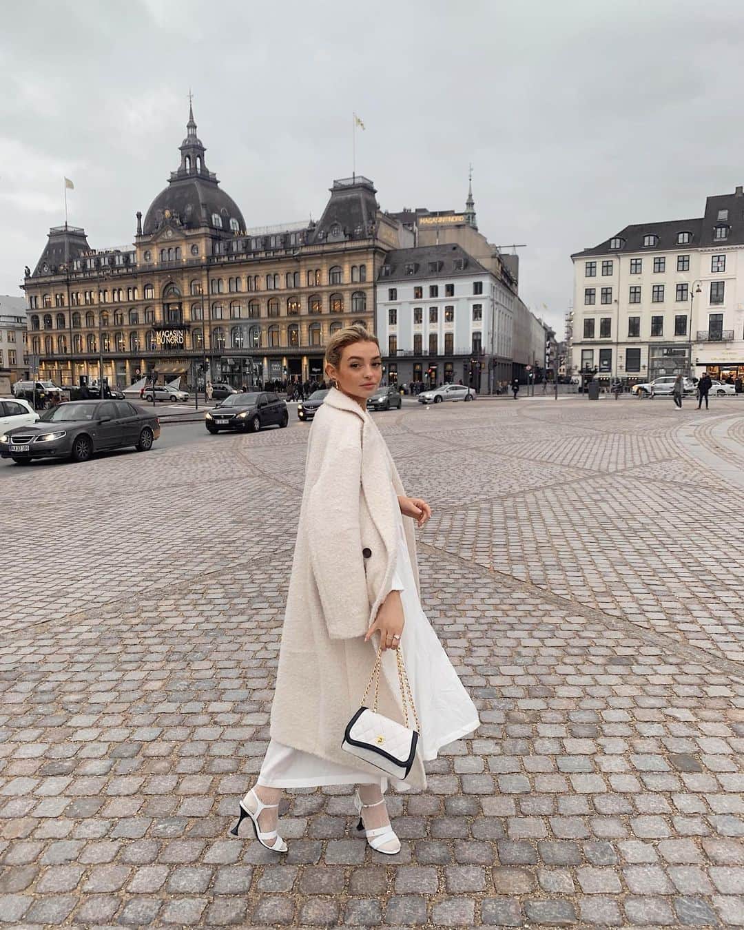 Kelsey Simoneさんのインスタグラム写真 - (Kelsey SimoneInstagram)「Enjoying #cphfw already! I just uploaded my travel vlog making my way over to Denmark! Link is in my bio 🥂#revolveme」1月29日 5時47分 - k.els.e.y