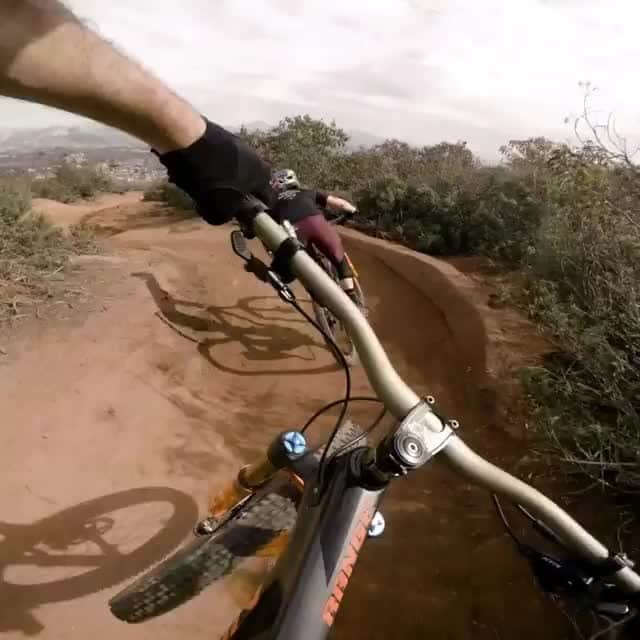 のインスタグラム：「the chase is ON 💨💨 🚴‍♀️: @jillkintner • #mtb #bike #mountainbiking #redbull #givesyouwings」