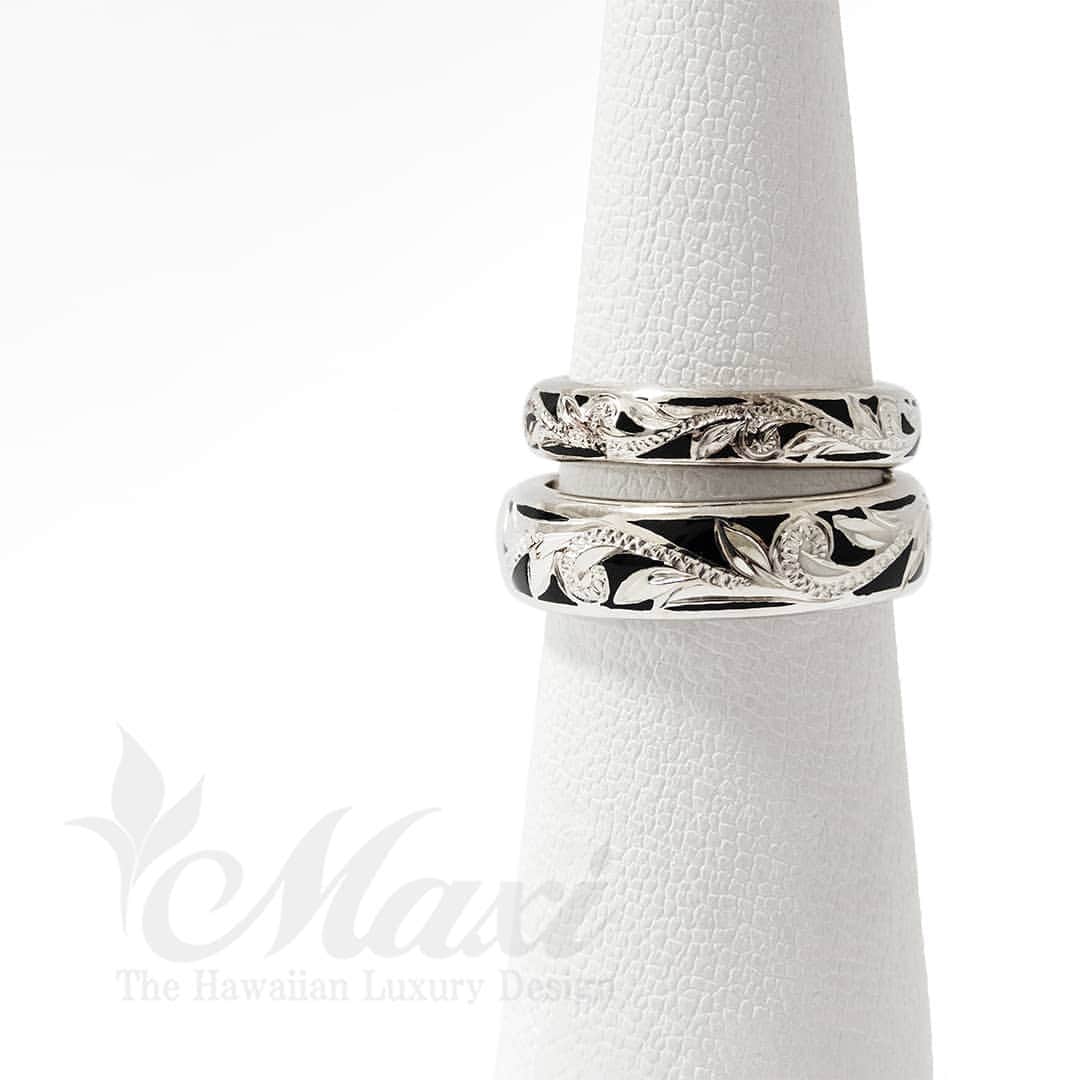 のインスタグラム：「4mm and 6mm width silver rings, Hawaiian traditional design on black enameled background🌞🌴🌞🌴🤙✨ #maxi #maxihawaiianjewelry #hawaiianjewelry #hawaiianheirloom #engraving #hawaii #hawaiian #ring #enamel #マキシ #マキシハワイアンジュエリー #ハワイアンジュエリー #ハワイ #ハワイアン #リング #指輪 #エナメル」