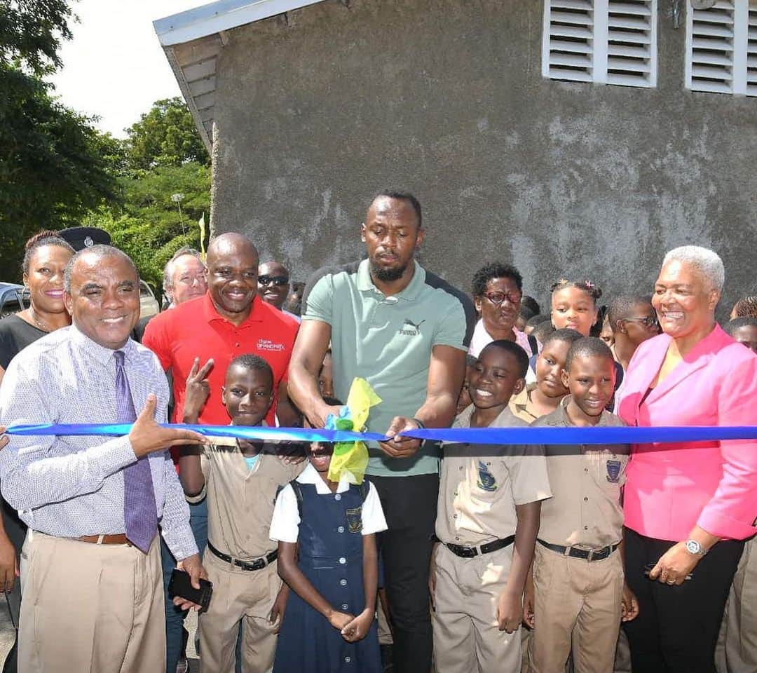 ウサイン・ボルトさんのインスタグラム写真 - (ウサイン・ボルトInstagram)「A great day as the Usain Bolt Foundation refurbishes Granville Primary School ground and hand over computers to Albert Town Primary, Spring Garden Primary, Duanvale Primary, Waldensia Primary, Bellevue Primary, Falmouth All Age and the Granville Primary & Infant.. Thanks @microsoftuk @digiceljamaica for all the support」1月29日 6時18分 - usainbolt