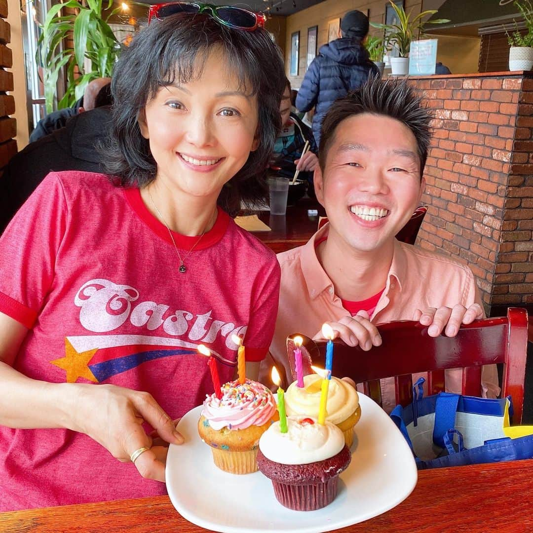 南果歩さんのインスタグラム写真 - (南果歩Instagram)「Last lunch is SF🌈Surprise birthday present is the CASTRO Tshirts from Yuki😊 I love that❤️ We promised that I will come to Pride Parade 2020🌈🇺🇸🌈 新しい友達、ユキ😊 美味しいラーメン屋さん❤️ サンフランシスコの大きなLGBT🏳️‍🌈のパレードに一緒に行く約束をした😊アメリカで自由に生きている笑顔は美しい😊😊😊 #sf #california  #ramenparlor  #lgbt  #prideparade  #サンフランシスコ #カリフォルニア #新しい友達 #ラーメンパーラー #プライドパレード #kahominami  #japaneseactress」1月29日 6時44分 - kaho_minami