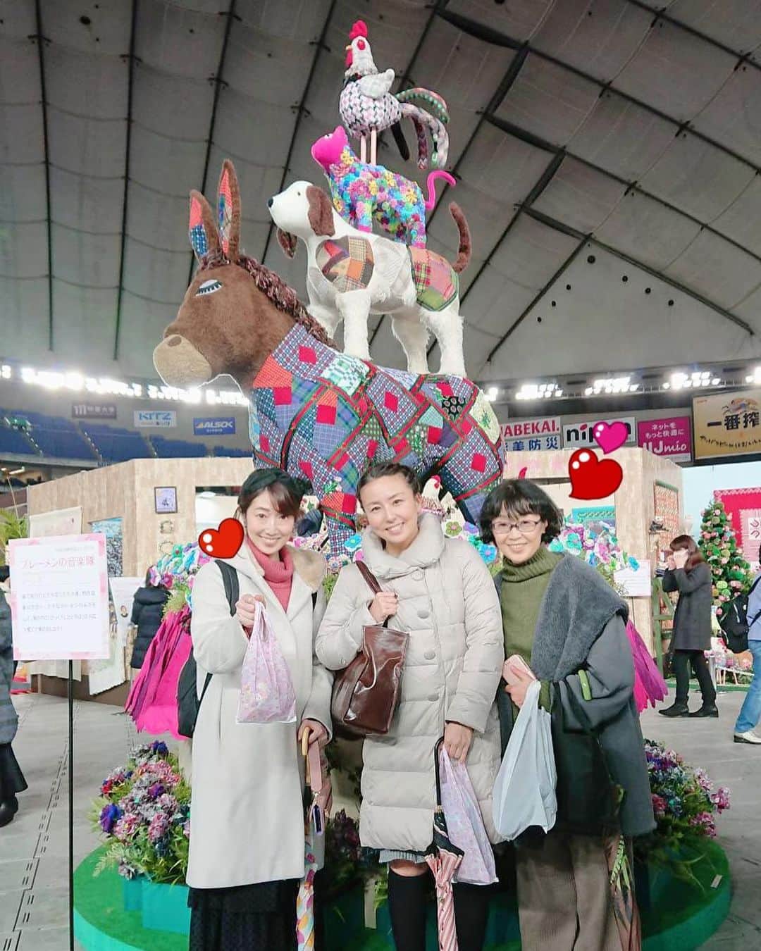 池辺愛さんのインスタグラム写真 - (池辺愛Instagram)「#nack5 でご一緒させて頂いている #中村直美アナ に誘って頂き、#片桐八千代さん と一緒に #東京国際キルトフェスティバル に行ってきました！ もう感激😍 どの作品にもそれぞれの夢があって、とってもキラキラしていました✨ ・ nack5 でパーソナリティーをされている #三浦祐太朗 さんのお母様、#三浦百恵 さんの作品も、とても可愛らしく楽しい世界でした♪ （写真3枚目&4枚目） ・ 写真5枚目の作品にはとても癒されました😃 ・ どれもこれもひと針ひと針丁寧に縫われていて、3人で作品の感想を言い合いながら製作の過程に思いを馳せてみるのも楽しい時間でした。 ・ ・ ・ お土産もゲット♡ 前回のポストで子供用のマスクが品切れだったと書いたら、友人 @m.niko_25 が、ガーゼですぐ作れるよ！と教えてくれたんだけど、ちょうど可愛いのがあったから買ってしまいました😜だって150円😆 あと、娘や娘のお友達にヘアーゴム。 そして花のパーツ。何にどうやってつけようか考えるだけでワクワク💖 ・ ・ ・ #キルト #まるで #絵画 #ハンドメイド #子ども用マスク #ヘアーゴム #パーツ」1月29日 6時48分 - aiikebe
