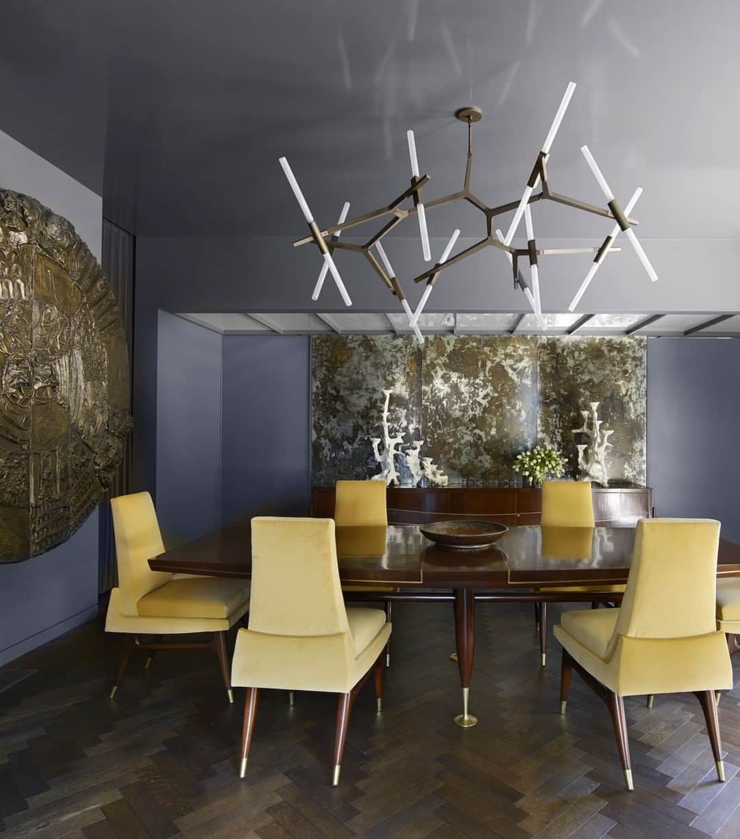 ELLE DECORさんのインスタグラム写真 - (ELLE DECORInstagram)「The gleaming dining room in photographer James White's home unites a 1950s Arturo Pani dining set and a vintage Paul Evans Brutalist bronze cabinet with an exuberantly angular custom chandelier by Lindsey Adelman. “Perhaps I’m a reactionary, but I believe in beauty, and this house is a way to showcase what I love,” White says.  Photography by @richardpowersphoto, from the ED archive.」1月29日 7時00分 - elledecor