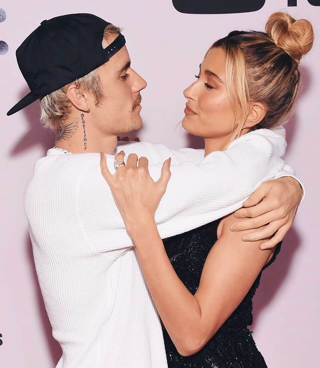 JEN ATKINさんのインスタグラム写真 - (JEN ATKINInstagram)「The Biebers last night 👩‍❤️‍👨 Can’t wait to watch Seasons! HB x @maryphillips @stylememaeve #jenatkinhair 📸 Lisa O’Connor/AFP/GettyImages」1月29日 7時11分 - jenatkinhair