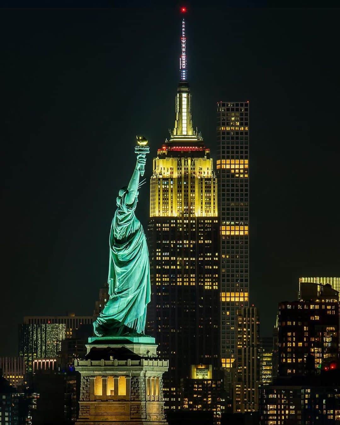 Empire State Buildingさんのインスタグラム写真 - (Empire State BuildingInstagram)「The pillars of NYC 🤩 ⠀⠀⠀⠀⠀⠀⠀⠀⠀ 📷: @lee_burns #EmpireStateBuilding」1月29日 7時11分 - empirestatebldg