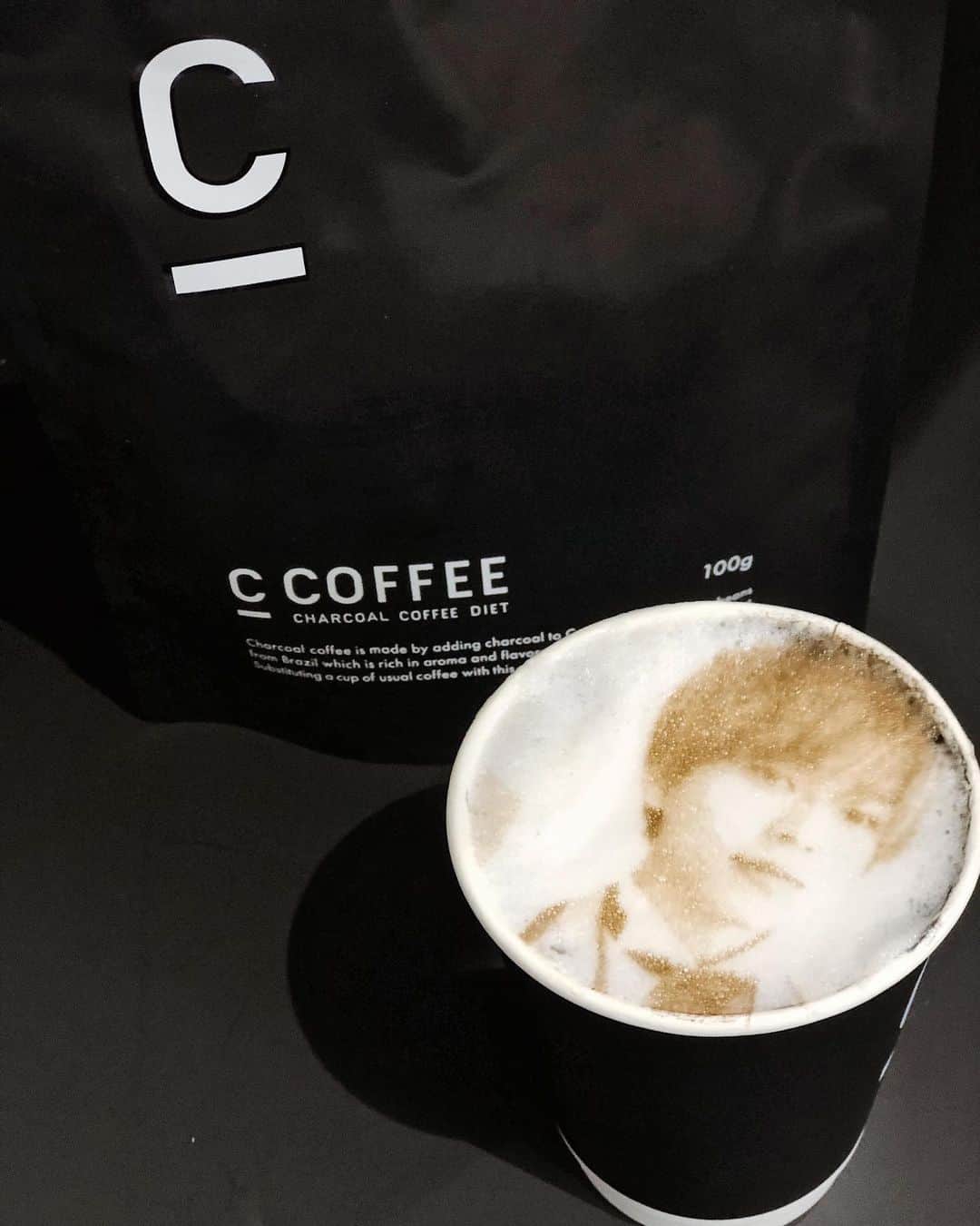 l.lily1013さんのインスタグラム写真 - (l.lily1013Instagram)「チャコールクレンズができるコーヒー「C COFFEE」 が1/28発売🖤  @c_coffee_official ・ オシャレな漆黒のパッケージで 炭の粉末が入ったチャコールコーヒー。 ・ クレンズ効果がある国産の赤松炭・竹炭を加え、更に美容と健康をサポートするMCTオイルを配合してるよ😆🖤 ・ 表参道交差点近くのカフェでは ラテプリントもできたよ🖤 ・ 早速漆黒のあの人をプリント🖤 コーヒーはさっぱりした味でとっても飲みやすかった🖤 これで美容にいいなら毎日飲みたい🖤 ・ CMにはモデルの Nikiさん、田辺莉咲子さん😊 バンドのI Don‘t Like Mondaysの新曲が使われてるよ！ オシャレなモーニングルーティーンのCMが素敵です🥺🖤 ・ ・ #C_COFFEE #チャコールクレンズ #チャコールコーヒー #無理せずキレイ #炭 #コーヒー #美容 #Niki #田辺莉咲子 #ダイエット #チャコールコーヒーダイエット #デトックス #クレンズ #おしゃれ #pr#漆黒ティアラ #漆黒 #漆黒担 #漆黒カフェ」1月29日 7時17分 - l.lily1013