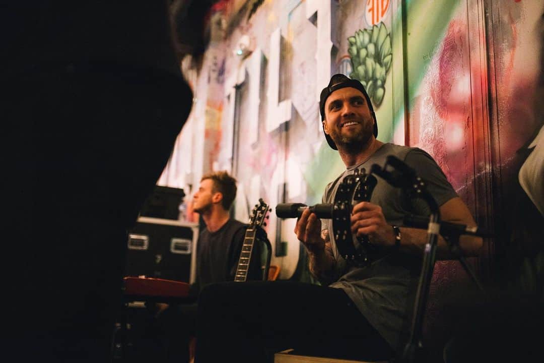 All Time Lowさんのインスタグラム写真 - (All Time LowInstagram)「01.26.2020 - Baltimore, MD at @fulltiltbrewing! What a day; I remember our first beer! Thank you to every single person who came out! Photos by @nolanknight」1月29日 7時32分 - alltimelow