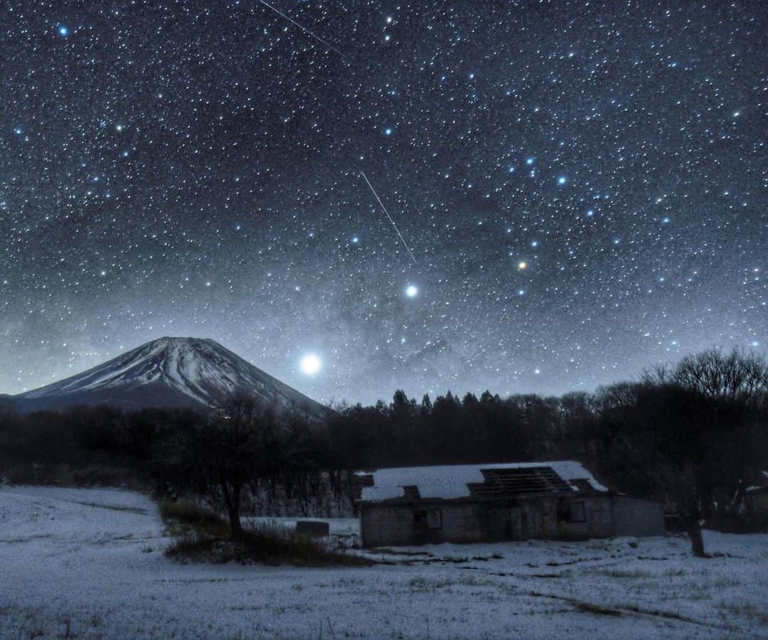 phantastic420のインスタグラム：「. 🤩🤩“Shizuoka” prefecture in Japan is a place where you can see the most “phantastic” Mt. Fuji🗻 in the world.🤩 #富士山 #mtfuji #japan #shizuoka #fujinomiya  #phantastic420photography #mostphantasticmtfuji #selamatpagi  #goodmorning  #おはようございます 😇😇😇😇😇😇😇🗻😇😇😇😇 気がつけばもうこんな季節ですねぇ〜今年もあっという間に終わるんだろうなぁ〜🤣 #gooutcampエンジョイ #goj2020参加 @goout_camp 🤩😍👍GOOUTJUMBOREE行きたいよ〜🤣」