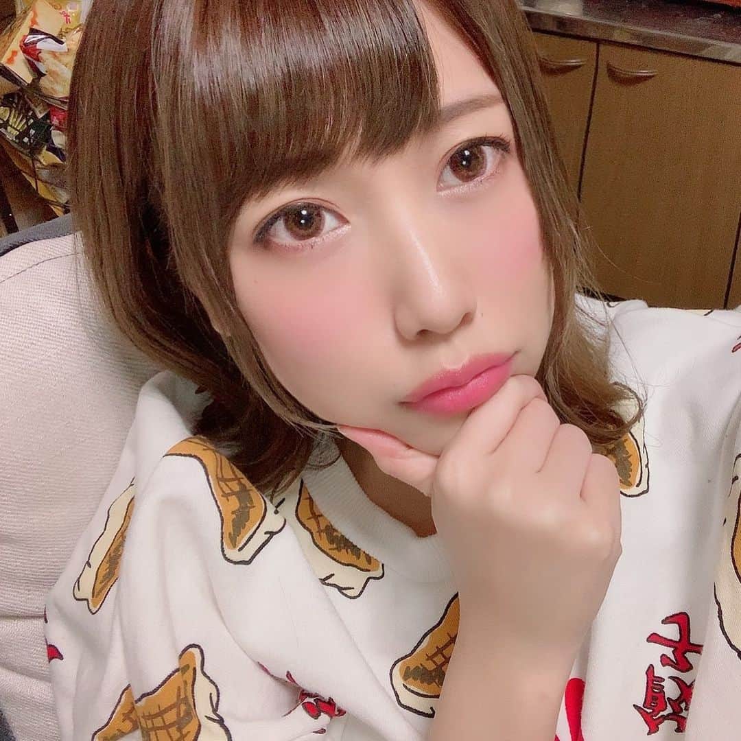 霧島さくらのインスタグラム：「カラコン変えてみました👀 #イメチェン　#カラコン　#餃子　#外ハネ　#アイドル　#自撮り」