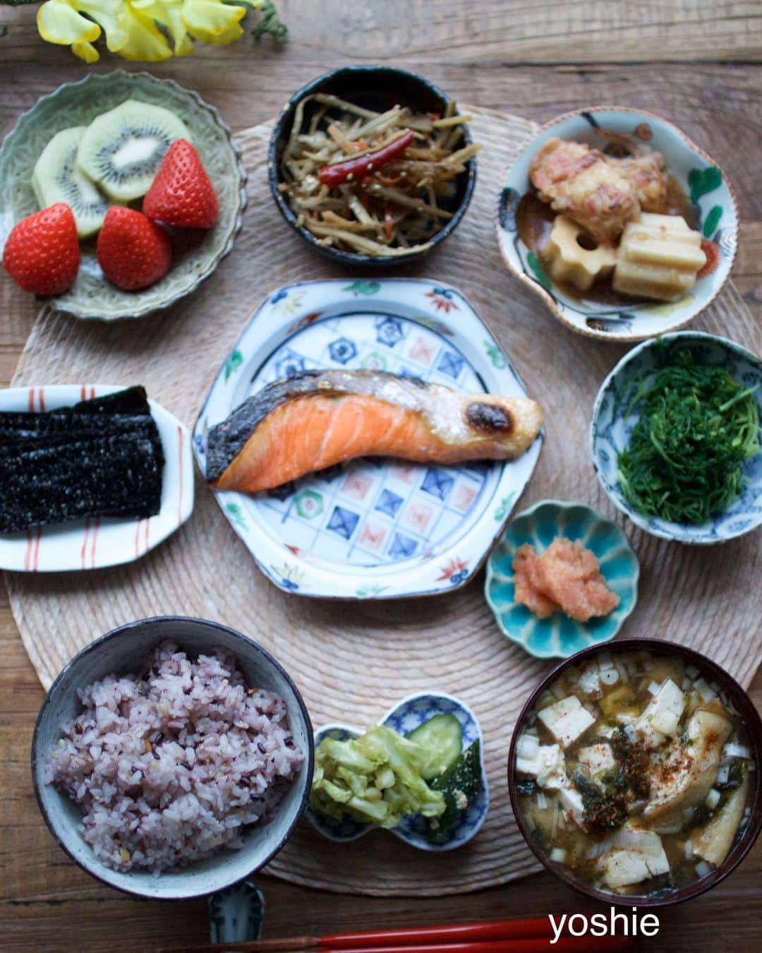 草間淑江さんのインスタグラム写真 - (草間淑江Instagram)「おはようございます！  １月２９日の朝です。  今朝は、焼き鮭、きんぴらごぼう、おかひじき、ちくわぶ＆ちくわ煮、海苔、きゅうりのぬか漬けと、キャベツの甘赤酢漬け、１６穀米、お豆腐お揚げネギアオサのお味噌汁、明太子、キウイ＆いちご🍓  久しぶりにしっかりした和食。  今朝はバランスよくを意識して。  ご馳走様でした。  さて、昨日は冷たい雨でしたが今日はこの後晴れて１６度予報。  異常気象な感じですね。  調整できる服で出かけましょ。  みなさま素敵な１日をお過ごしください💕💕 ・ ・ #朝食#朝ごはん#焼き鮭#和食#バランス良く#意識#食物繊維#食べたもの記録」1月29日 7時55分 - yoshie_kusama