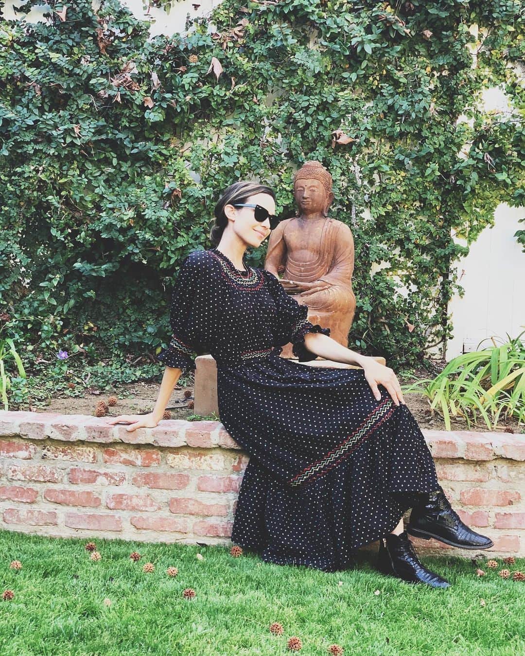 オデット・アナブルのインスタグラム：「I’ve worn this dress more days in a row than I’d like to admit because I love it so much. Spring @shopdoen launch is here and it. Is. Beautiful 🌾🌸」