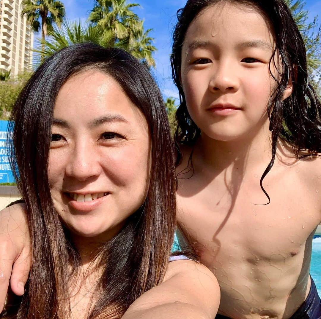 上田ユキエさんのインスタグラム写真 - (上田ユキエInstagram)「リラックス❤️🌴 #ラスベガス #別世界 #momandson #snowboarder #momlife #lasvegas #旅　#ママライフ #アメリカ生活」1月29日 7時53分 - yukie_ueda