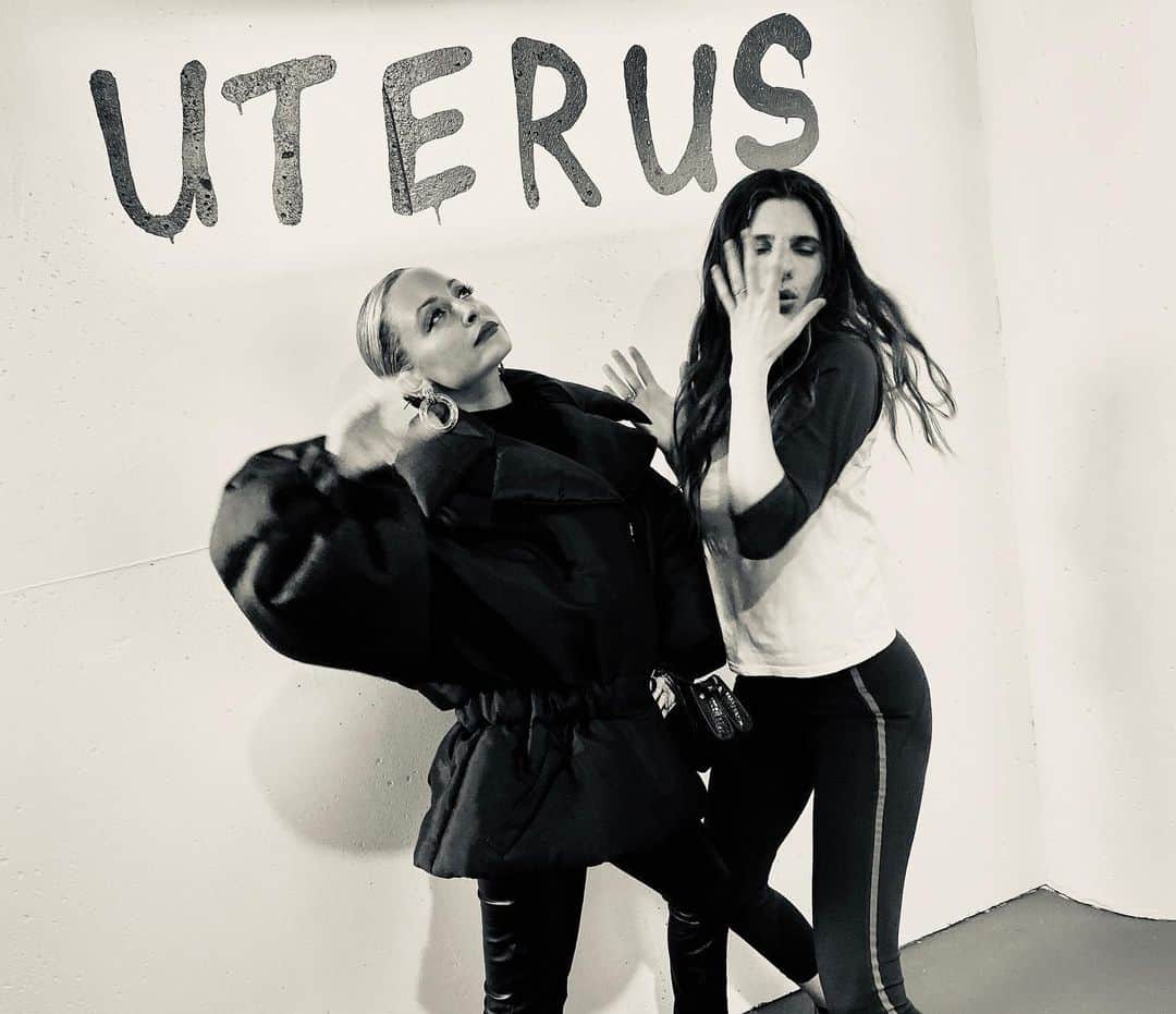 ニコール・リッチーのインスタグラム：「I’ll be on Bless This Mess for the next few weeks if you’re feeling horny.」