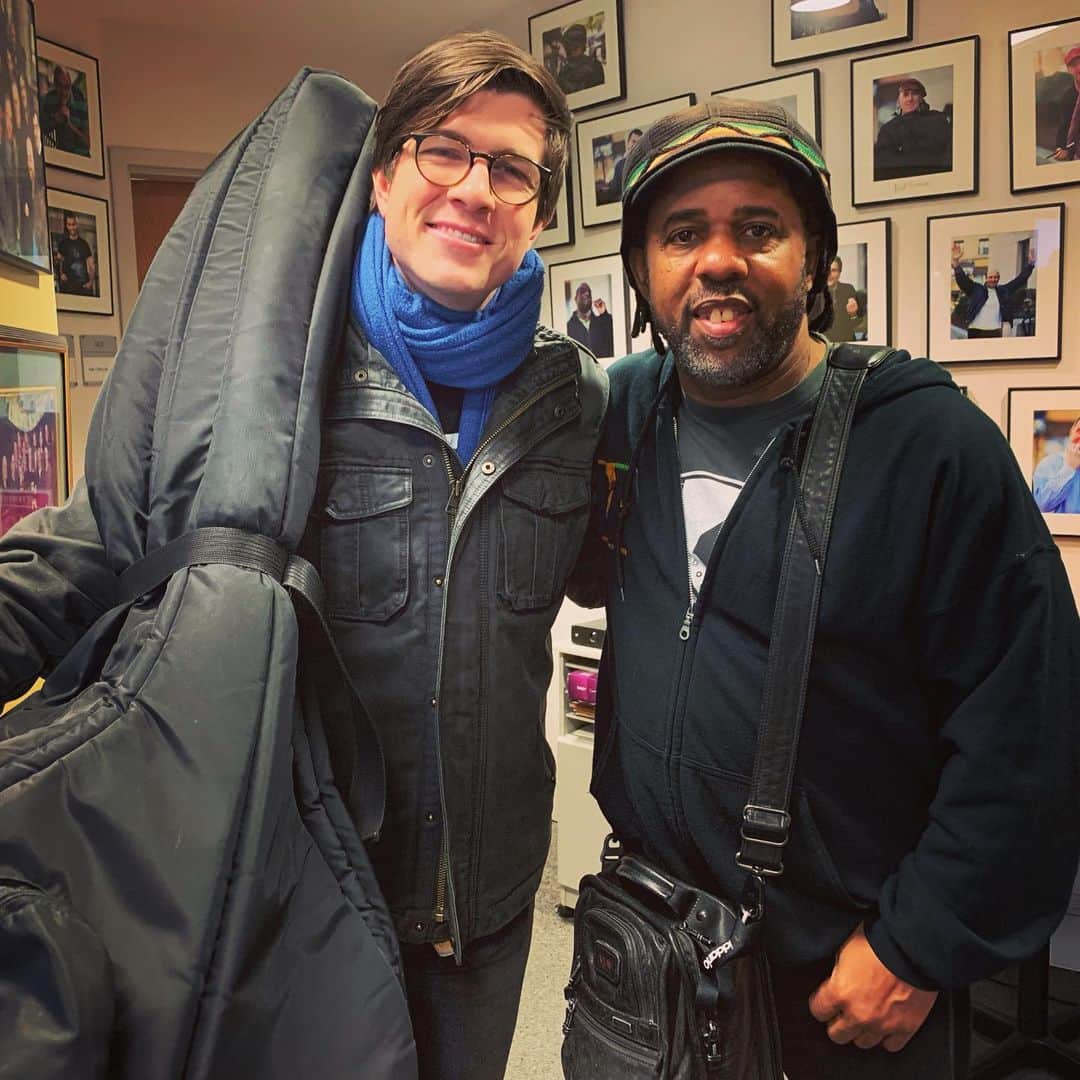 ヴィクター・ウッテンのインスタグラム：「It was a great pleasure hanging with this wonderfully talented musician, @scottmulvahill Please buy his record. He’s amazing!!! #bass #uprightbass #berkleecollegeofmusic」