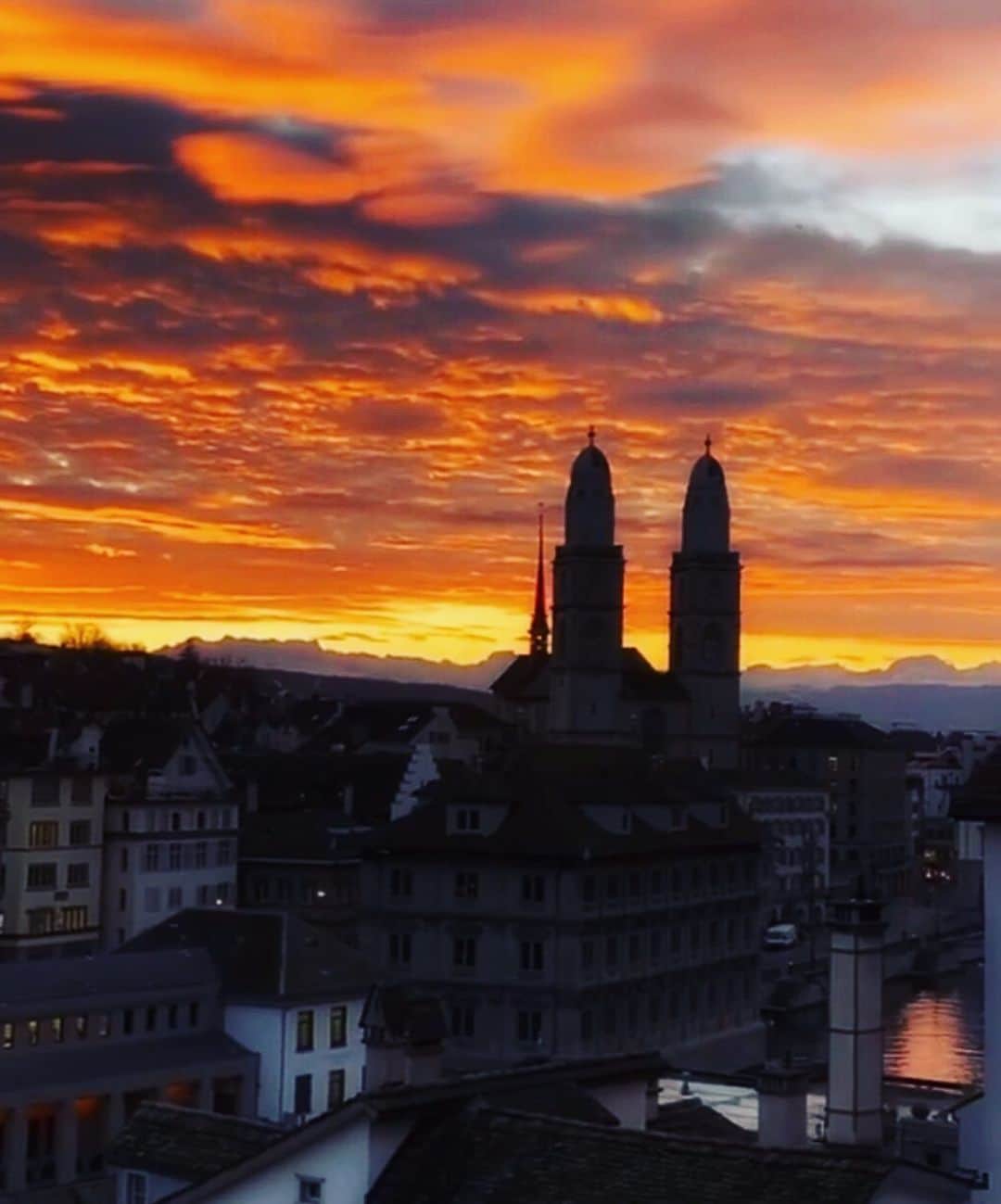 新倉瞳さんのインスタグラム写真 - (新倉瞳Instagram)「Zürich you are beautiful  嵐が来たと思ったら 夕方にはこの空ですか  #zürich #grossmünster」1月29日 8時06分 - hitominiikura