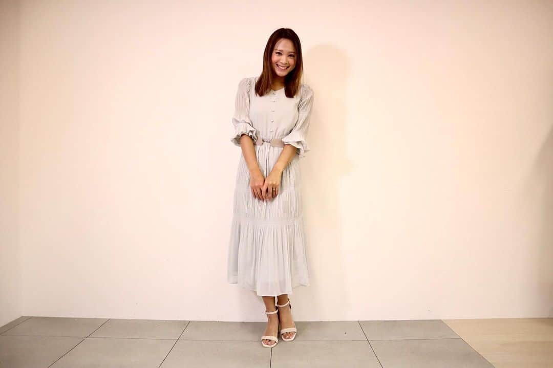 のインスタグラム：「.﻿ 今日の昼間は季節外れの春みたいな気候になるようで…🌸﻿ 今年は春も早くくるかもしれないですね😳﻿ ﻿ ﻿ 先日伺った春物の展示会ではMISCH MASCH @mischmasch_official の春物も試着😋﻿ MISCH MASCHはパステルカラーが多く、春にぴったり✨﻿ かわいらしいデザインのイメージが強いかもしれませんが、シンプルできれいめカラーのトップスも多くて、私も仕事の時によくお世話になってます👌﻿ 洗濯できるものが多くて繰り返し使いやすいです🙆‍♀️﻿ ﻿ でも今回はせっかく試着できるので、もうあまり着ない可愛い系のワンピースを着ちゃいました🤪﻿ ブルーとグリーンの間くらいの明るく柔らかいカラーのワンピ😌﻿ ウエストマークのベルトもついています😊﻿ すごく軽くて、春のお出かけにぴったりな感じ😘﻿ もう少し若かったら着たかったな😁﻿ 結局私はMISCH MASCHではシンプルなライダースをオーダしました😋﻿ ﻿ きっと同世代の人だったら分かると思いますが、20代前半の頃はもう少し可愛い系が多くて、それが可愛くて愛用していたんですよね😇﻿ 年齢と共に以前よりもシンプルで幅広い年齢層が着れるアイテムが増えている気がして、30歳を超えてもお世話になっています🤗﻿ 10年くらいお世話になるブランドってなかなかないと思います🥳﻿ プチプラなのもありがたいです💕﻿ ﻿ ﻿ 展示会では「ポップコーンバー」があって、カラフルなポップコーンがたくさん😆﻿ グァバとかパイナップル、ストロベリー味などなど👍﻿ 見た目も可愛くて、こんなポップコーンがあるんだとびっくり❤️﻿ 美味しかったー😉﻿ ﻿ では今日も頑張りましょー💪﻿ .﻿ ﻿#fashion #mischmasch #ootd #fashiongram #onepiece #2020ss #followme #eoskissm #coordinate #ミッシュマッシュ ##ミッシュ2020ss #2020ss展示会 #展示会 #ファッション #コーディネート #ワンピ #ワンピース #ポップコーン #春服 #春服コーデ #ファッションコーデ」