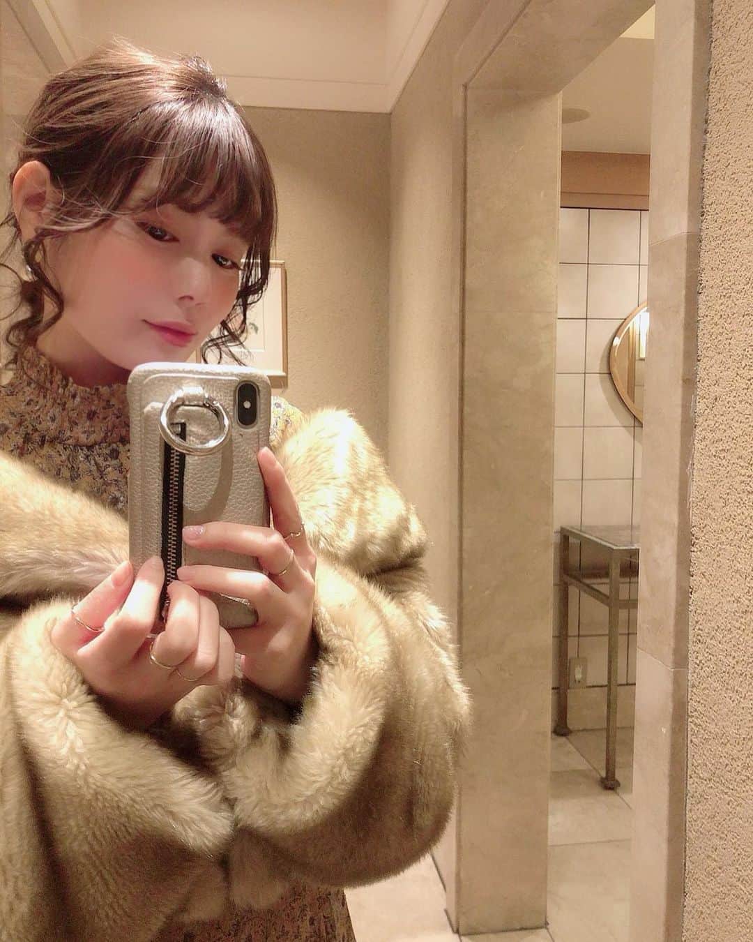 増田愛里菜のインスタグラム：「. 先日、お呼ばれした【New year  party】にはモフモフのコートを👗🧥✨ . . . たまにはコーデ動画も載せておくね😘 (動画は一瞬。笑) . . #コーデ #お呼ばれコーデ #コーディネート #ファッション #ファーコート #新作発表会  #fashion #party #2020」
