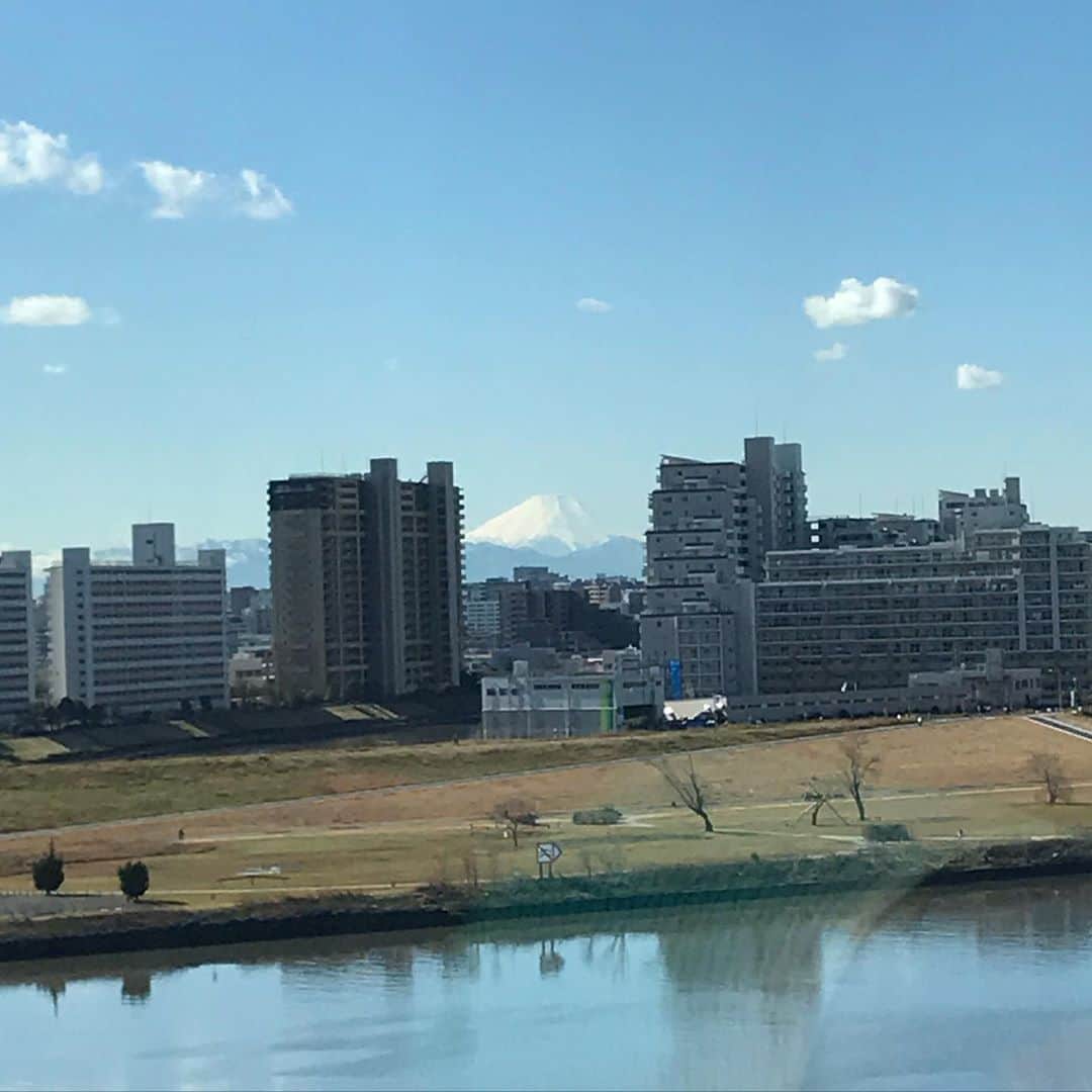 青山倫子さんのインスタグラム写真 - (青山倫子Instagram)「あ！ 移動中に富士山が見えた🗻 富士山って見えると嬉しいなぁ。  お知らせです。 1月30日 木曜日 テレビ朝日 20時から 科捜研の女19に出演させて頂きます。 ドSのジムトレーナー、という役です。 ドSのジムトレーナー‥‥？？ 一体どんなだ（笑） ぜひ見てください。  #青山倫子 #テレビ朝日 #科捜研の女 #科捜研の女season19 #ドs #ジムトレーナー」1月29日 13時38分 - noriko_aoyama1229