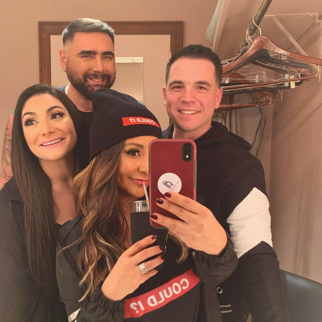 ニコール・ ポリッツィのインスタグラム：「Love my squirrels 🖤 Thank you again for an amazing show in AC @itshappeningpodcast」