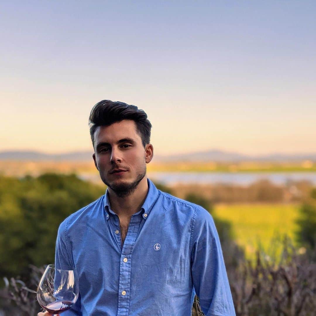 ルイス・フェネロのインスタグラム：「Wine o’clock. 🍷⏰🍷 #wine #sonoma #california」
