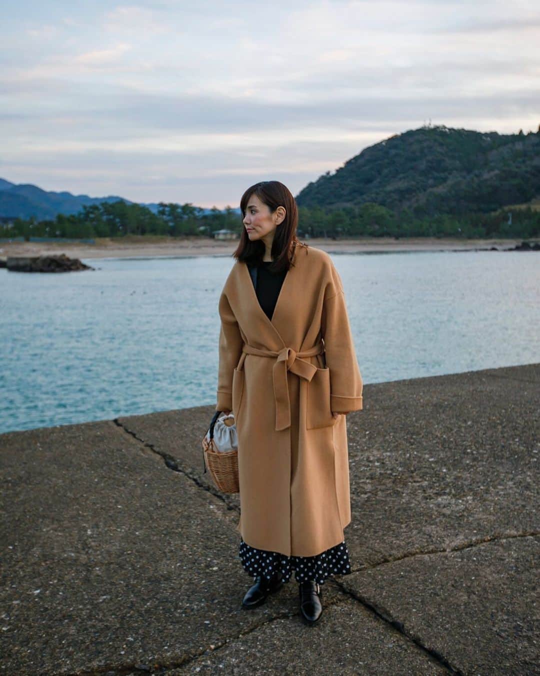 田中幸恵のインスタグラム：「____ . 年末の🧥 ドットも少し穿きなれてきた⚫️⚪️ . . ちなみに年始にあんなにも誓ったmybook。 1月28日時点で2日に一回ペースに🙄 あかんあかん😵 . . 日本海、 あー🦀食べたい。 . coat▶︎ @norc.jp  skirt▶︎ @myine_my  shoes▶︎ @zara  bag▶︎ @stellarhollywood  #norc  #myine #zara #stellarhollywood #ドットスカート」