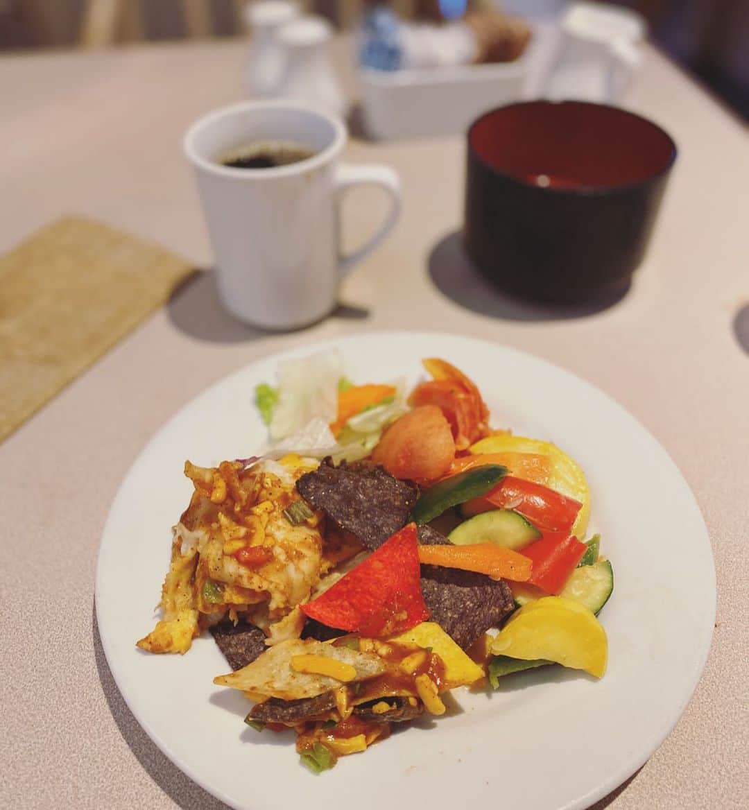 工藤ジェニファー茉侑さんのインスタグラム写真 - (工藤ジェニファー茉侑Instagram)「今回の宿泊はアラモアナのパークレーンでした🏙とにかくセキュリティがしっかりしてた🥺  アラモアナホテルの朝食ビュッフェ(22ドル)はwaikiki市内の有名ホテルと比べると安い分、内容は劣るけど、コーヒーとお水をひっきりなしに入れてくれて居心地よかった☺️笑  ミリタリーの方が多く来ていてトルティーヤとかアメリカンなメニューもありました🤤🇺🇸 パンケーキ無し✖️ワッフル有り⭕️ご飯お味噌汁有り⭕️ Stayed in Park Lane Ala Moana.  Morning buffet at Ala Moana Hotel. ($22 open6:30-10:00)  #parklane  #honolulu #hawaiistagram #hawaii #bekini #ラニカイ　#死ぬまでに行きたい世界の絶景 #worldtraveler #ハワイ旅行　#水着 #旅行コーデ #旅行好きな人と繋がりたい #旅したくなるフォト #旅行好き女子 #beach #beachstyle #beachlover #むちむちボディ #bodymake #swimwear #ビキニ　#alamoana #ハワイ　#お洒落さんと繋がりたい @grl_official @lanikai_concrete @yuchuntokyo @lanikaijuice #ホテルビュッフェ #breakfast #ハワイ好きな人と繋がりたい @alamoanacenter @ht_alamoana #hawaiifood #alamoanacenter #girlstrip」1月29日 8時29分 - jennifermayu_s