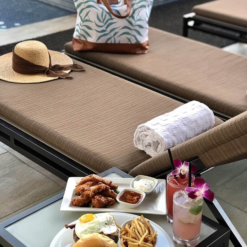 Trump Waikikiさんのインスタグラム写真 - (Trump WaikikiInstagram)「Another day enjoying lunch at the Infinity Pool. #trumpwaikiki #hamburger #truffle #trufflefries トランプ・ワイキキのインフィニティ・プールでリラックス。ボリューミーなハンバーガー、トリュフが香るポテトフライとビールなどいかがでしょうか。 #トランプワイキキ #インフィニティプール #トリュフフライ #ビール」1月29日 8時30分 - trumpwaikiki