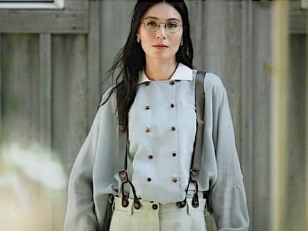 田沢美亜のインスタグラム：「婦人画報２月号 @fujingahojp  眼鏡のデザインで印象が大きく変わる👓✨ #眼鏡特集 #婦人画報 #fujingaho #tokyolife」