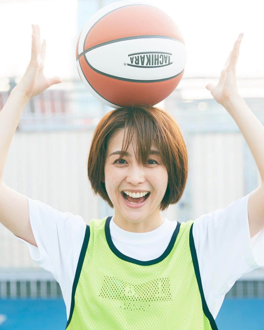 宮司愛海「まっすぐ」公式のインスタグラム：「乗りました！！！！！！！ 「まっすぐ」いよいよ本日発売です🎊✨ .  camera @sampeism  hair&make @tomoe___nakayama  stylist @akane.ma0921  edit @rinanapple  artdirector @yar_wagatsuma  #まっすぐ #宮司愛海 #フジテレビ #スパーク #SPARK #フォトブック #バスケットボール #basketball」