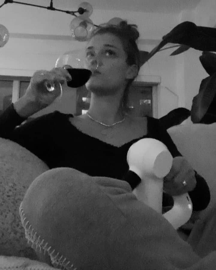 ニーナ・アグダルのインスタグラム：「“So what are you doing tonight?”」